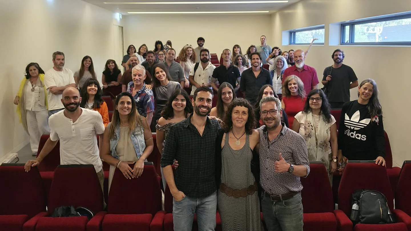 Group of participants and teaching staff in a room at the Faculty of Medicine of the University of Lisbon