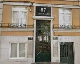 Façade and front door of no. 87 Rua Latino Coelho