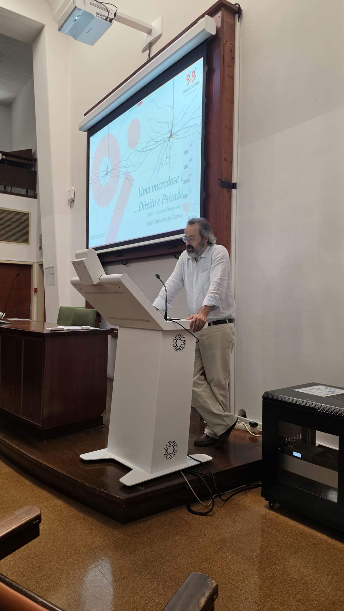 João Taborda da Gama speaking about law and psychedelics at the Faculty of Medicine of the University of Lisbon